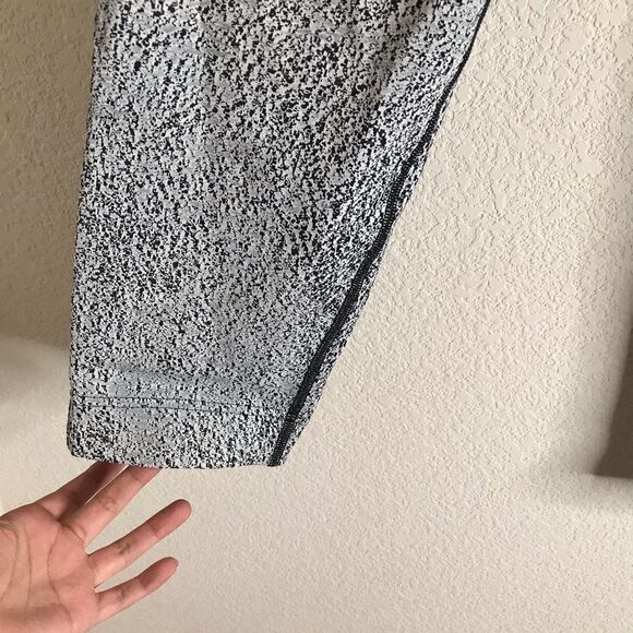 Lululemon jet pants in black and white - Picture 8 of 11